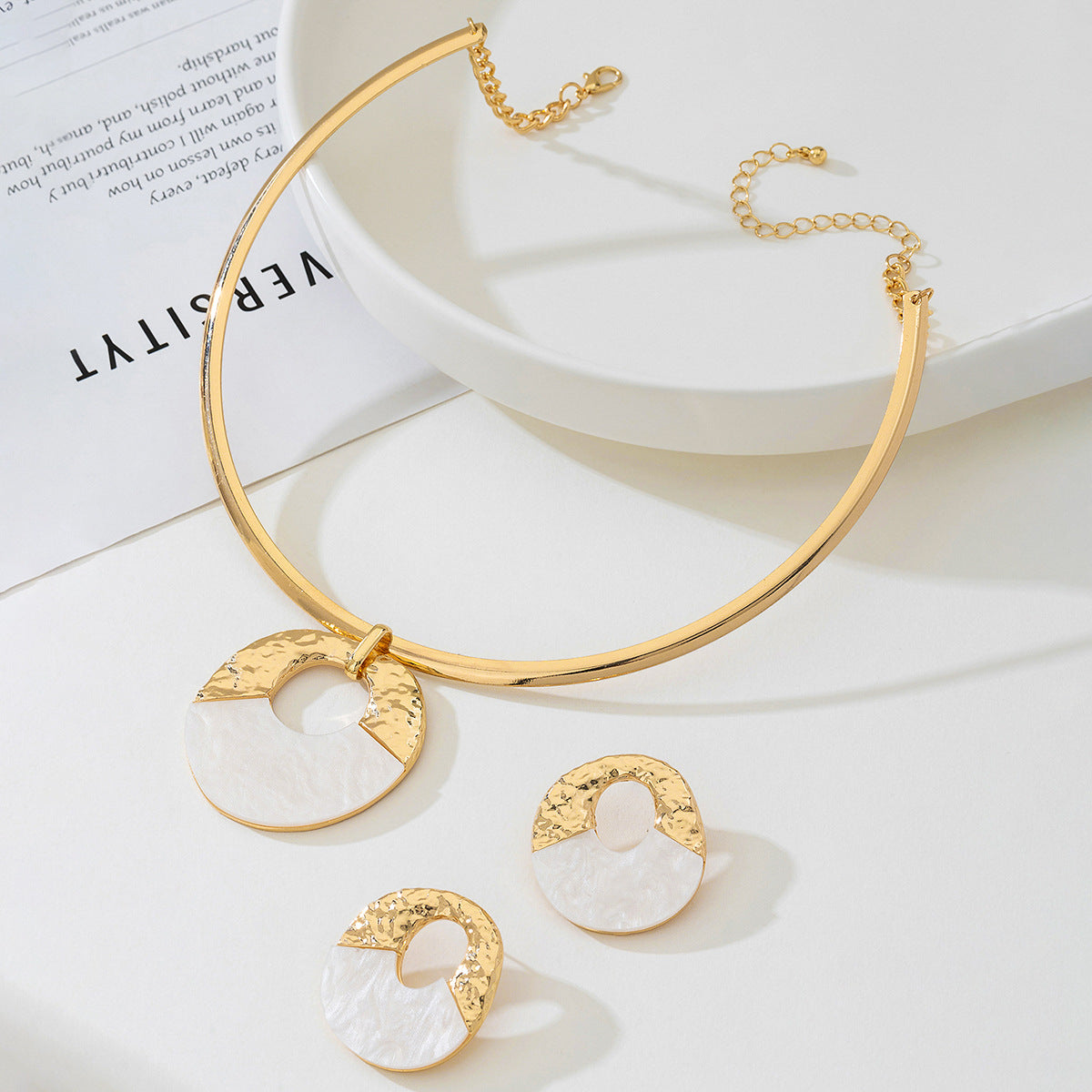 Stylish Fritillary Pendant Necklace Earrings Set for Ladies