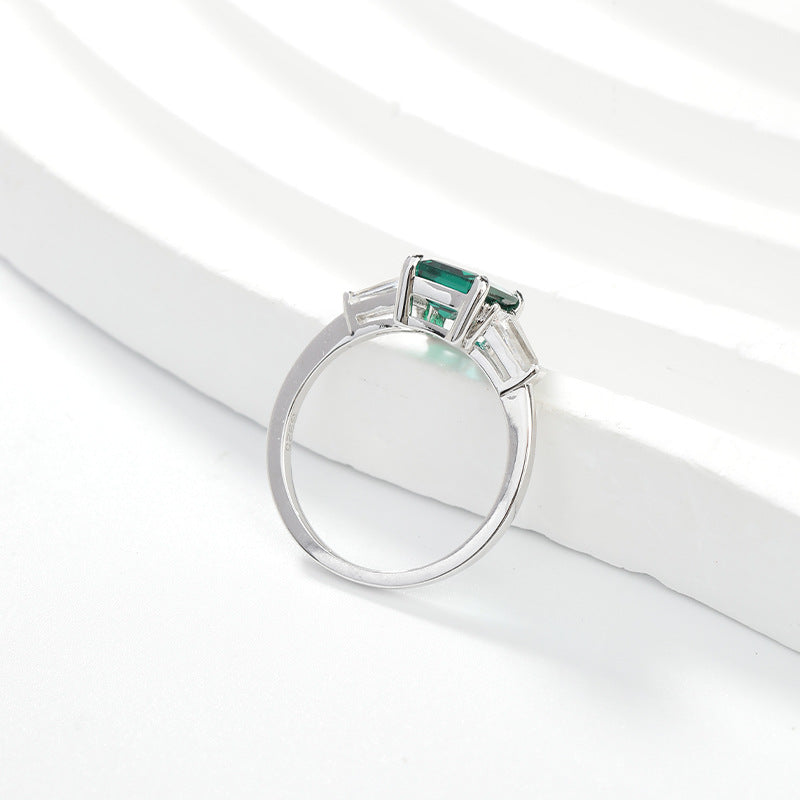Jewelry Classic Three-Stone Lab Grown Emerald Ring Simple Fashion Daily Commuting