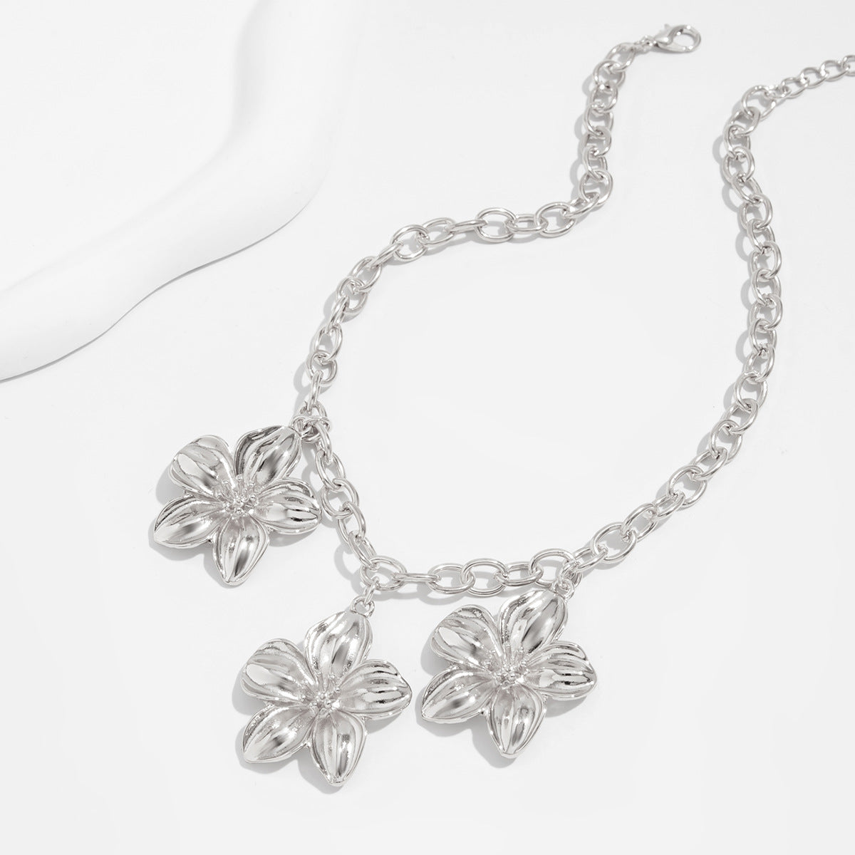 Planderful Vienna Verve Necklace – Retro Versatile Flower Pendant Design