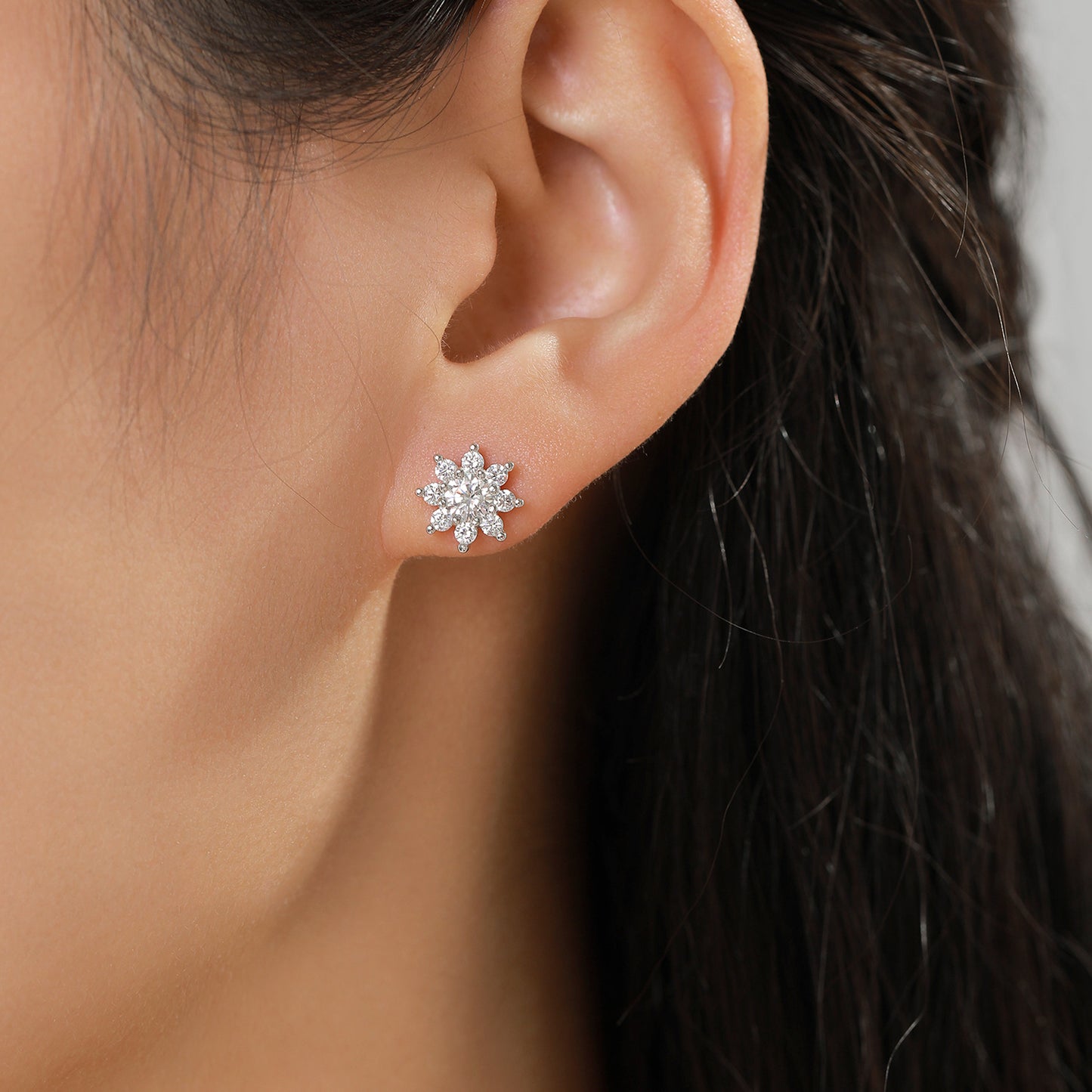 Planderful Moissanite Sparkling Flower Earrings – Elegant Chic Design with 0.4 Carat Moissanite