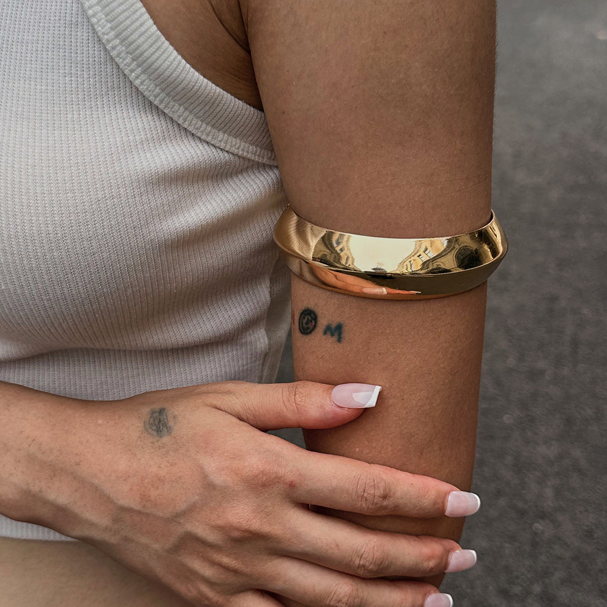 Planderful Personalized Arm Bracelet Curved Smooth Metal Design For Women Elegant Statement Jewelry Vienna Verve