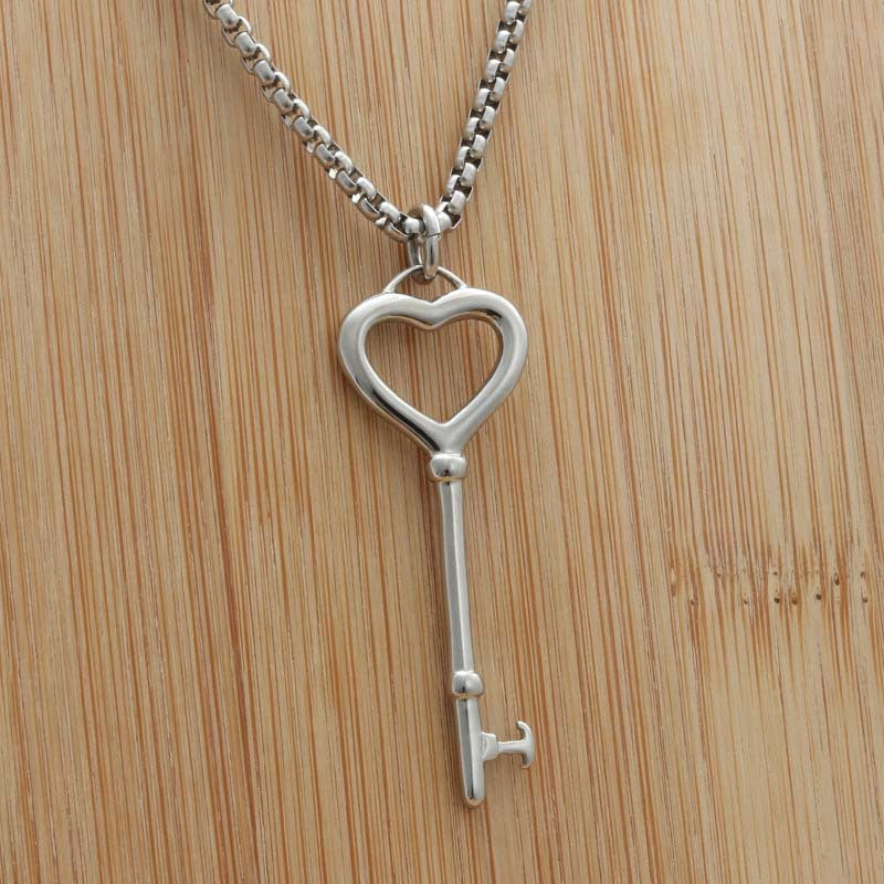 Personalized Retro Punk Titanium Steel Key Necklace for Men - Trendy Antique Pendant Direct from the Manufacturer