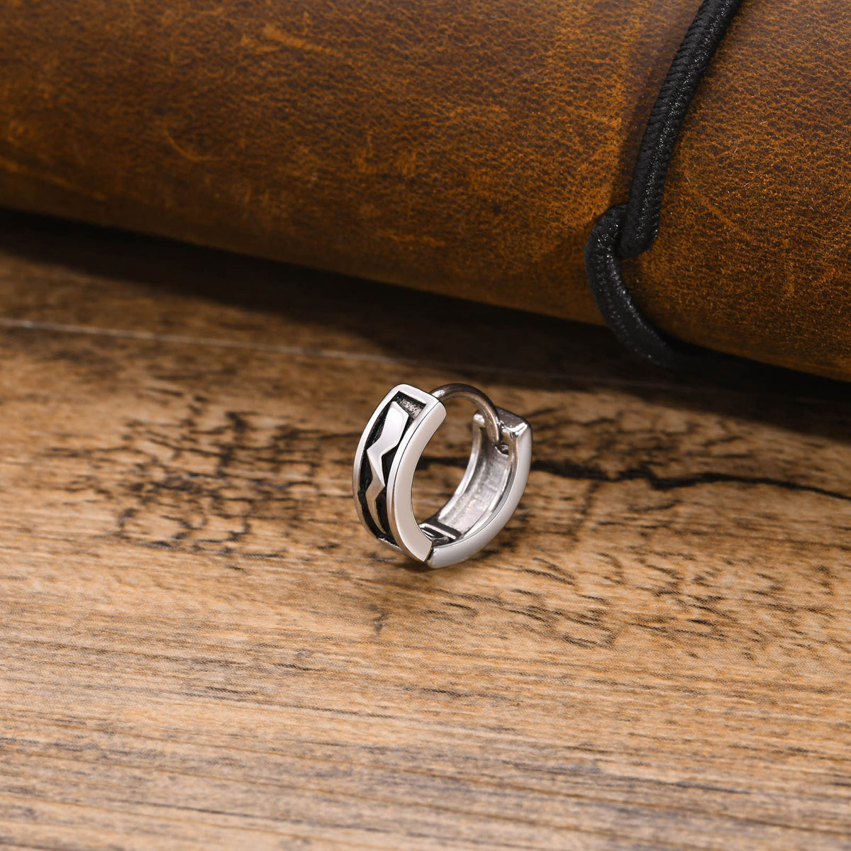 Silver-Tone Black Zigzag Huggie Earring — Single