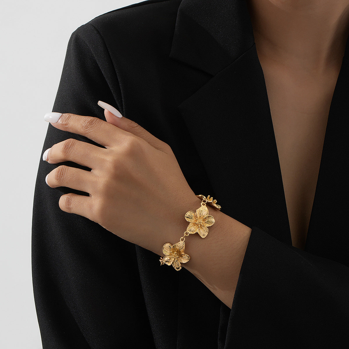 Planderful Vienna Verve Necklace – Fashionable Metal Flower Design