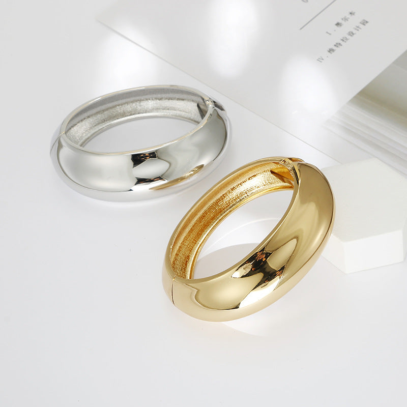 Golden Vogue Statement Bracelet for Women - Elegant European & American Fashion Accessories