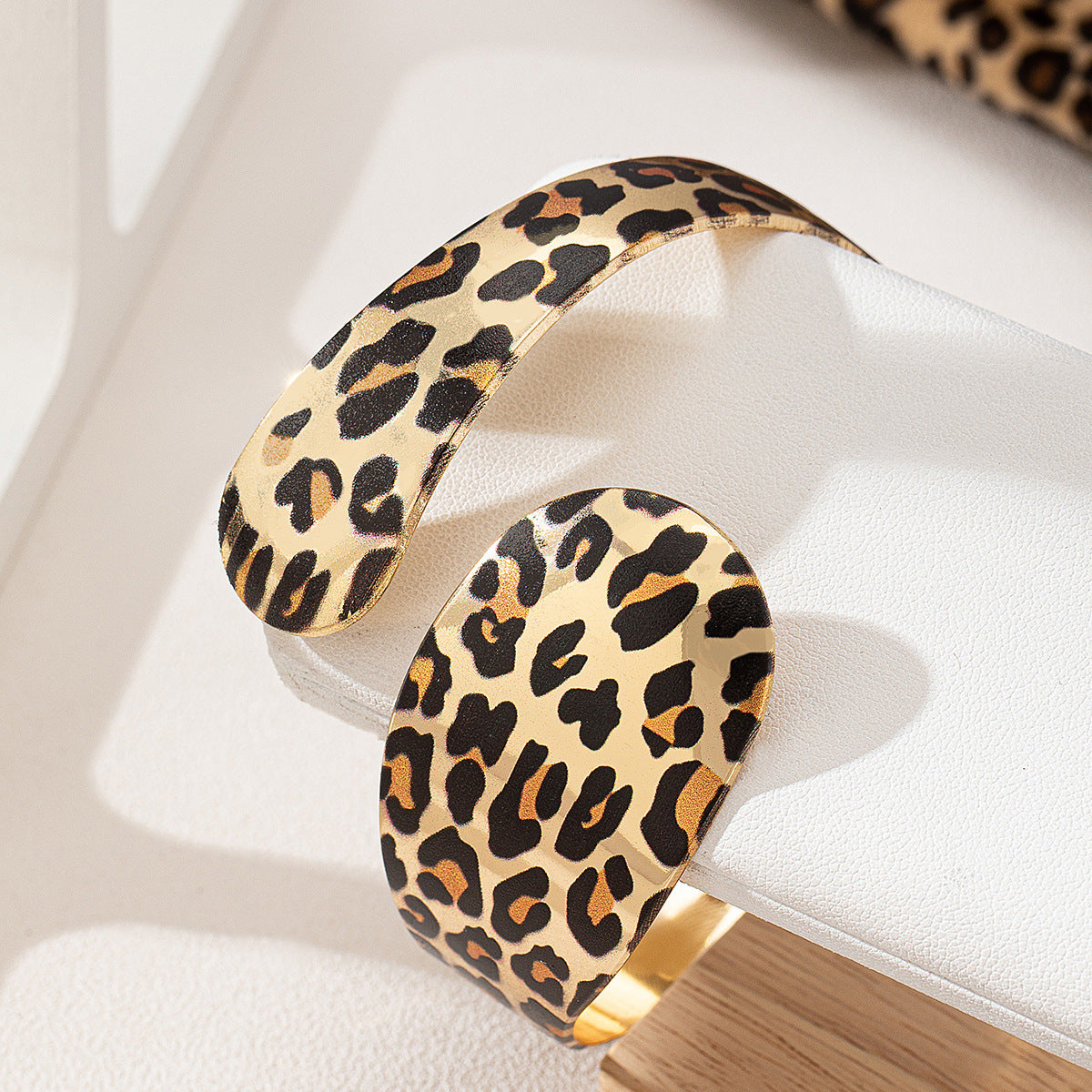 Planderful Vienna Verve Arm Ring – Fashionable Leopard Print Design