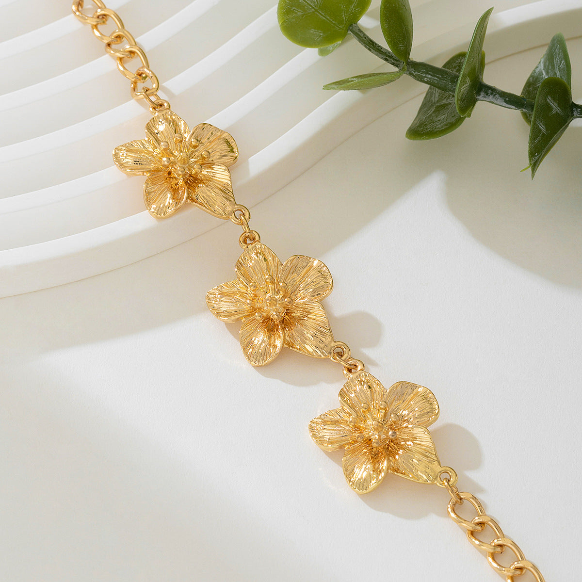 Planderful Vienna Verve Necklace – Fashionable Metal Flower Design