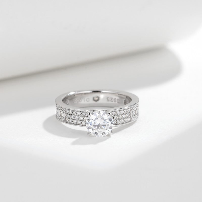 Planderful Moissanite Ring 1 Carat Round Brilliant DVVS3EX S925 Sterling Silver Engagement Ring For Her