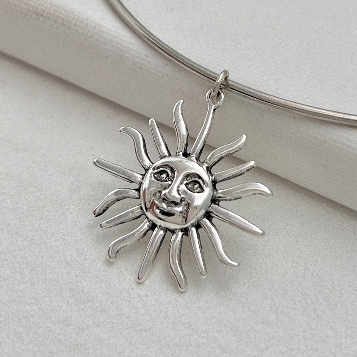 Planderful Vienna Verve Jewelry Set – Unique Face Sun Pendant Design