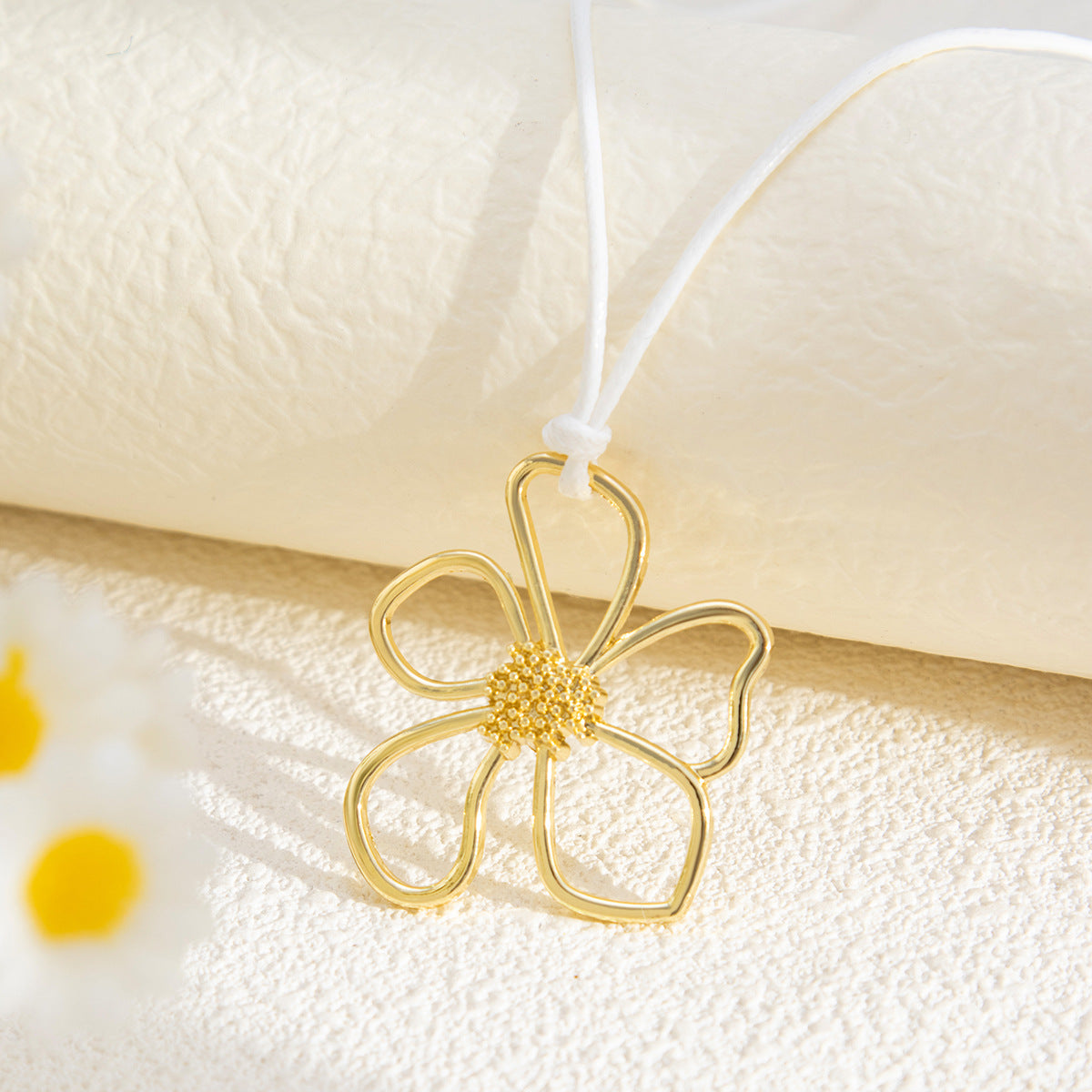 Planderful Vienna Verve Necklace – Personalized Sweet Flower Pendant Design