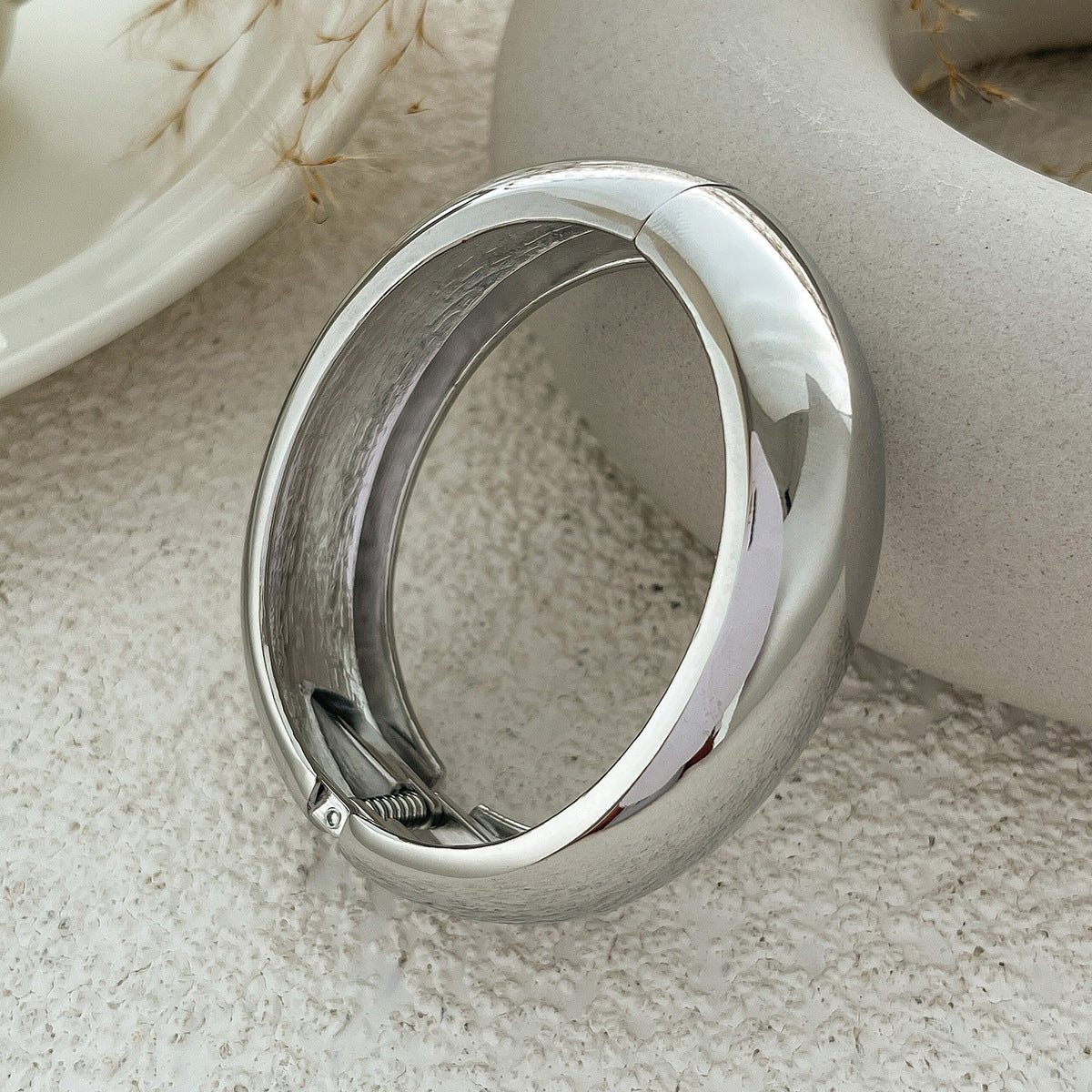 Planderful Vienna Verve Retro Metal Bracelet For Women Simple Round Face Statement