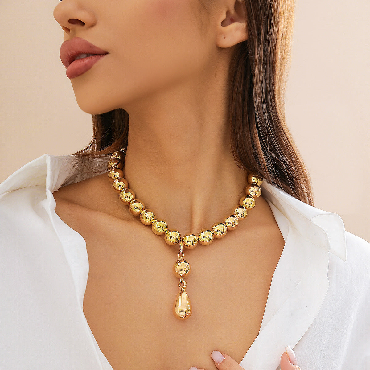 Extravagant Pearl Necklace with Metal Drop Pendant