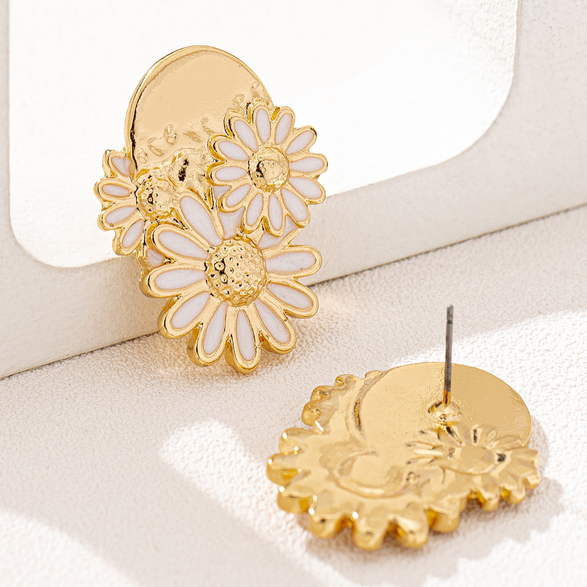 Planderful Vienna Verve Daisy Flower Stud Earrings – Stylish Retro Design