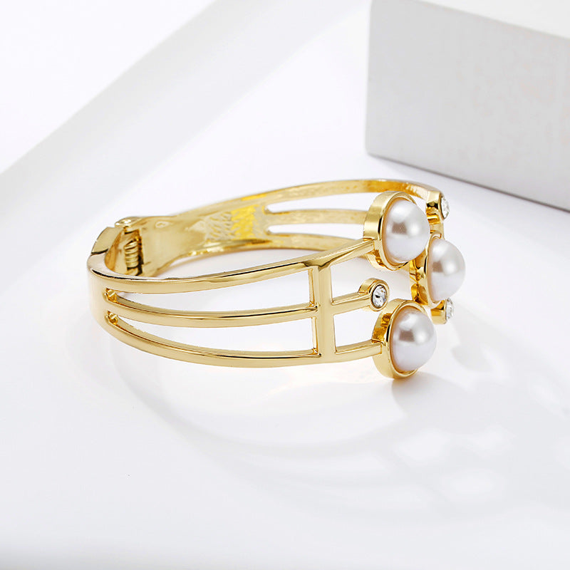 Dynamic European Charm Gold Bracelet with Unique Design