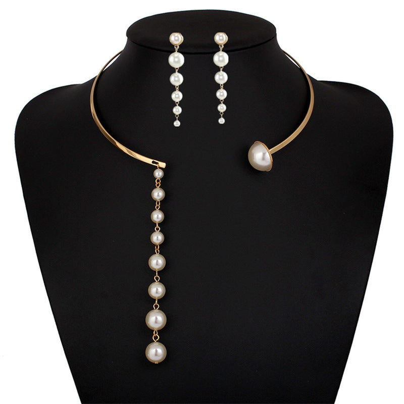 Chic Pearl Choker Necklace with Metal Collar
