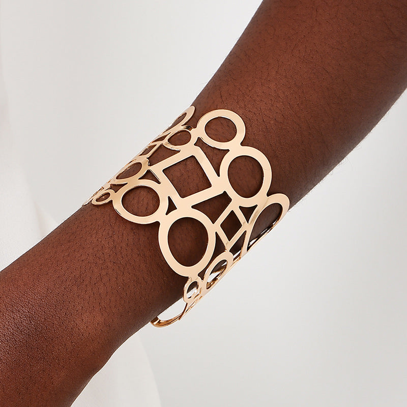 Chic Vintage-inspired Metal Circular Cuff for Women