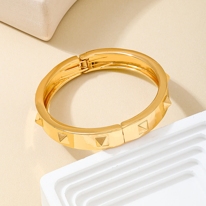 Planderful Vienna Verve Bracelet – Fashionable Metal Design with Rivet Spring Buckle