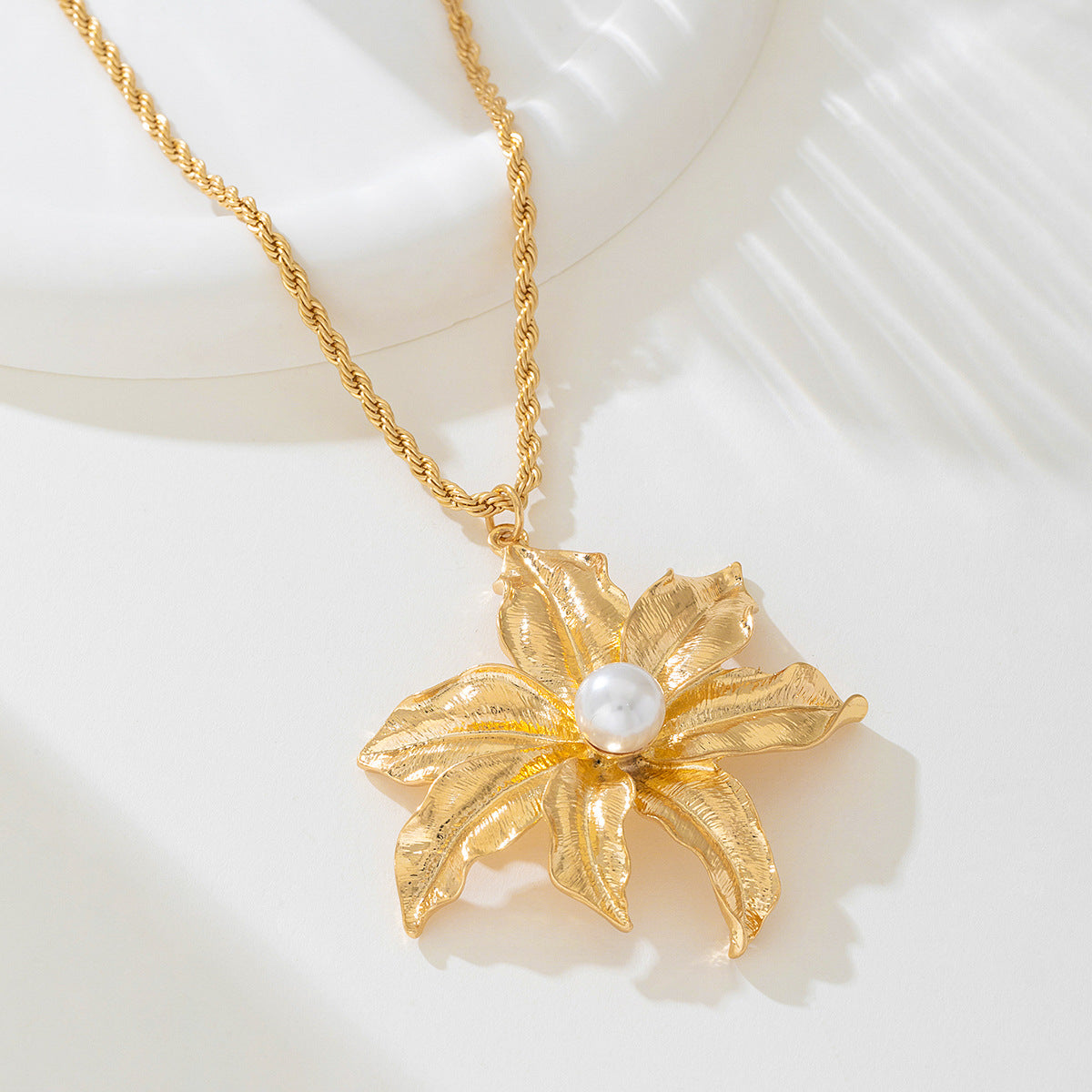 Planderful Vienna Verve Necklace – Creative Holiday Style Metal Flower Pendant