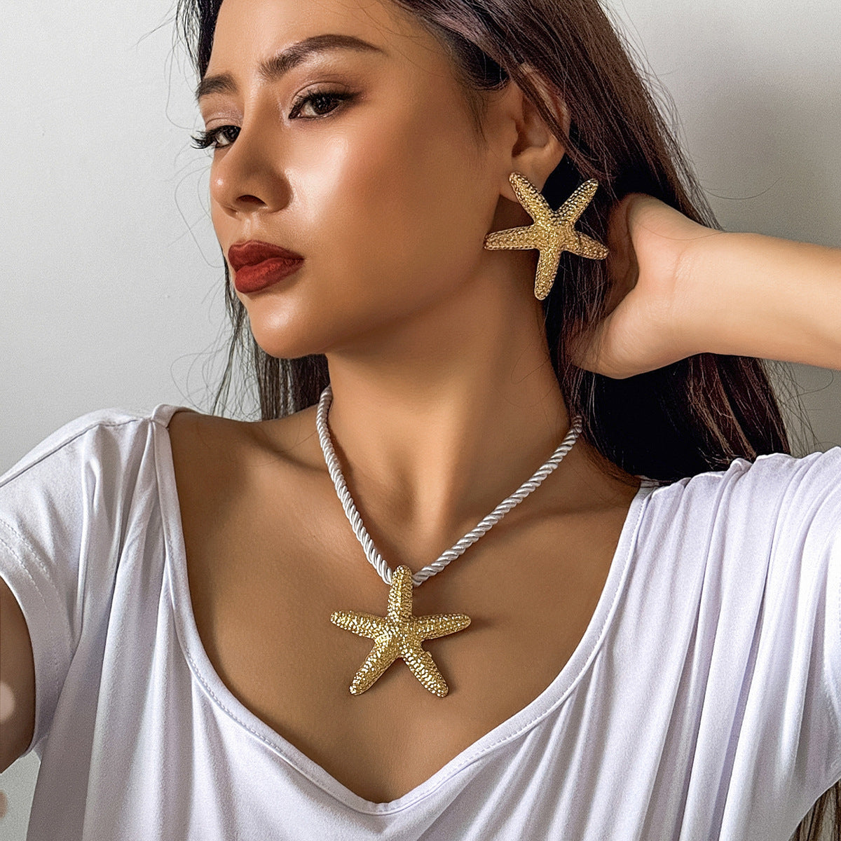 Spicy Starfish Pendant Necklace with Ocean Style for Women, Featuring a Single Layer Design and Alloy Material.