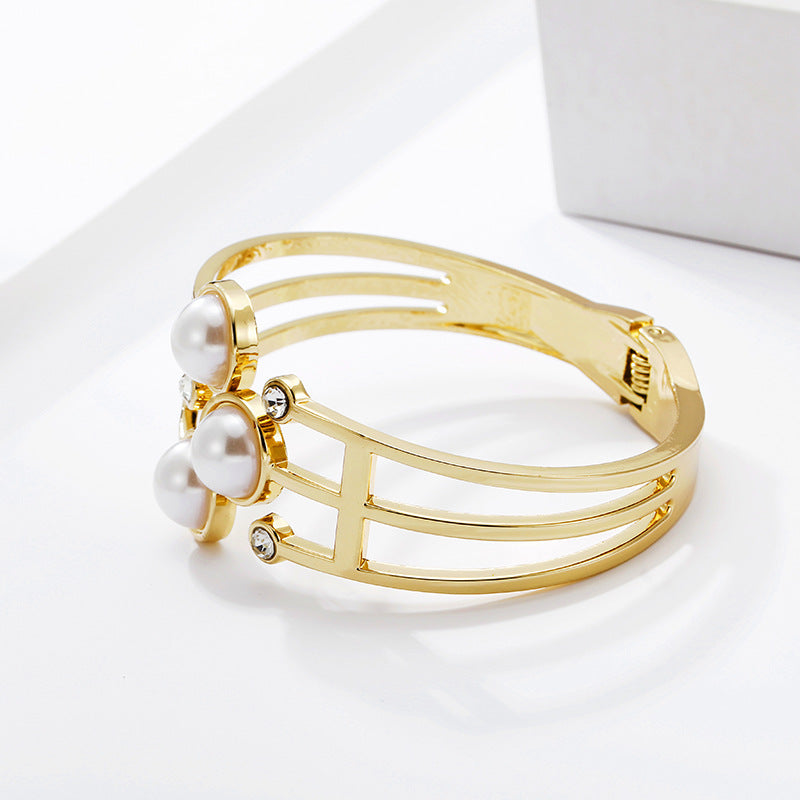 Dynamic European Charm Gold Bracelet with Unique Design