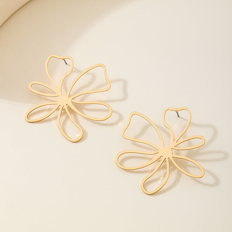 Planderful Vienna Verve Earrings – Fashionable Minimalist Design with Golden Flowers