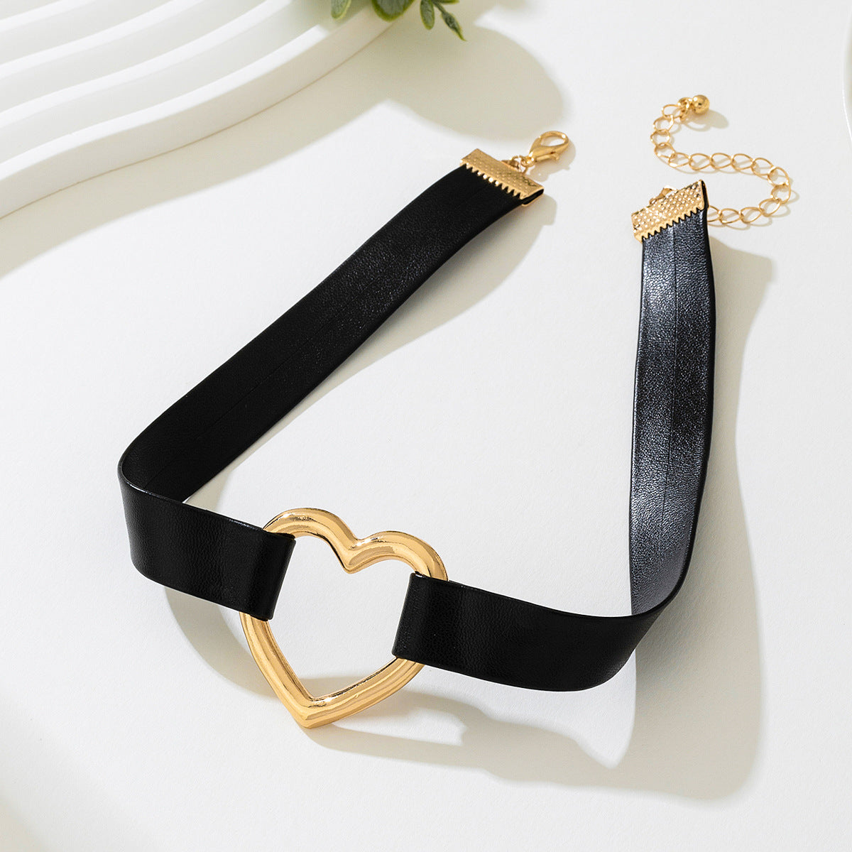 Planderful Vienna Verve Necklace – Stylish Heart-Shaped Metal Design