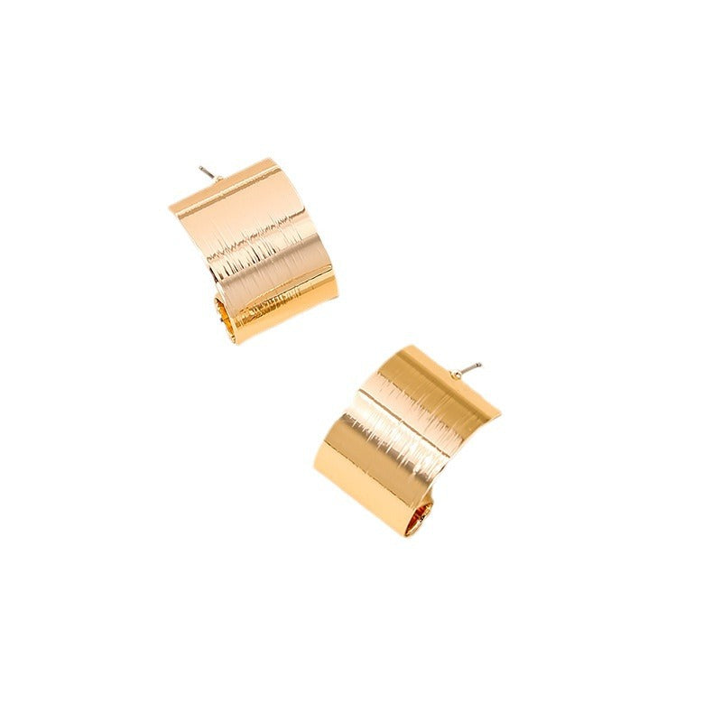 Chic C-Shaped Metal Earrings and Accessories Set for Trendy Women in Western Markets