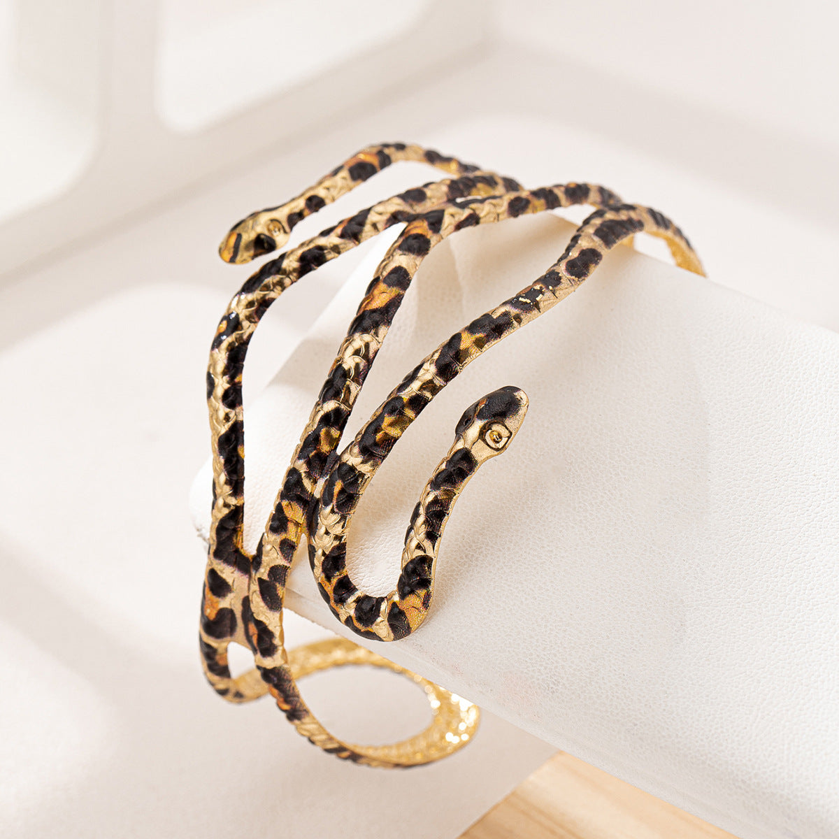 Planderful Vienna Verve Arm Ring – Fashionable Personalized Leopard Print Design