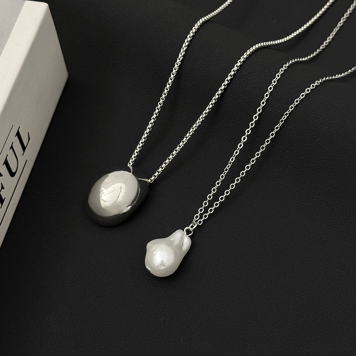 Glossy Sculptural Pendant Pearl Necklace