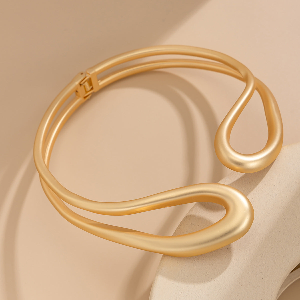 Planderful Vienna Verve Necklace – Elegant Retro Hollow Design