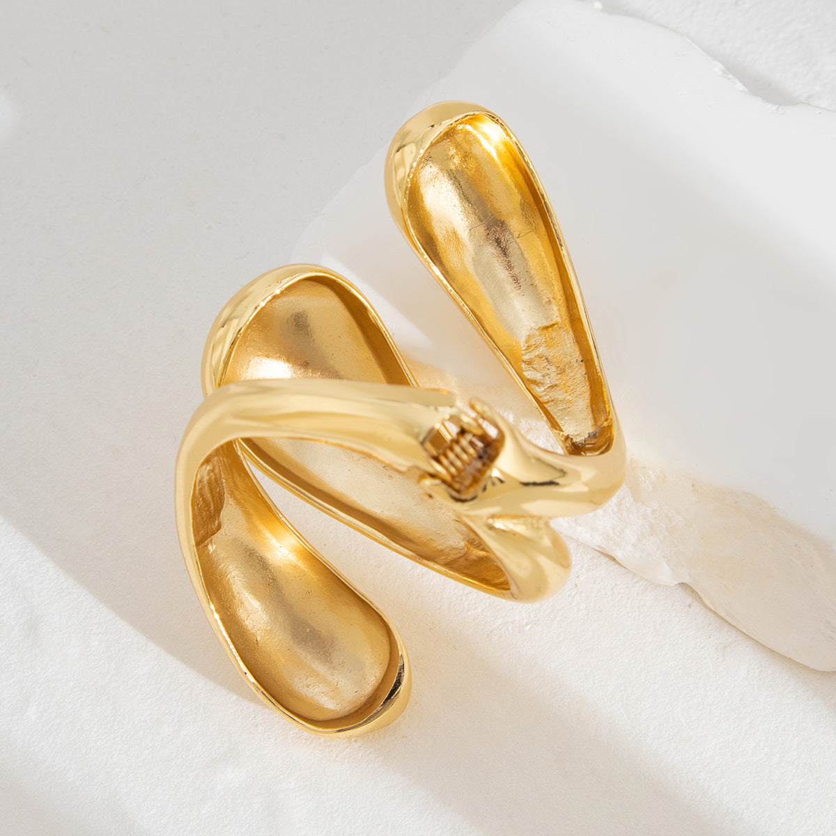 Planderful Vienna Verve Statement Bracelet For Women Large Water Drop Winding Glossy Metal