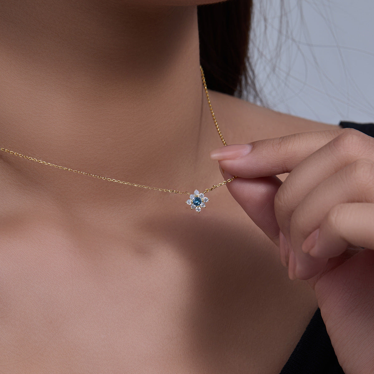 Small Fresh Flower Inlaid Zircon Pendant Necklace S925 Silver Slightly