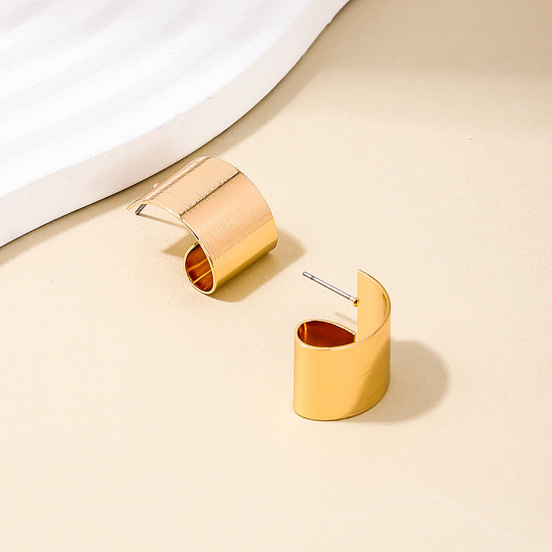 Chic C-Shaped Metal Earrings and Accessories Set for Trendy Women in Western Markets