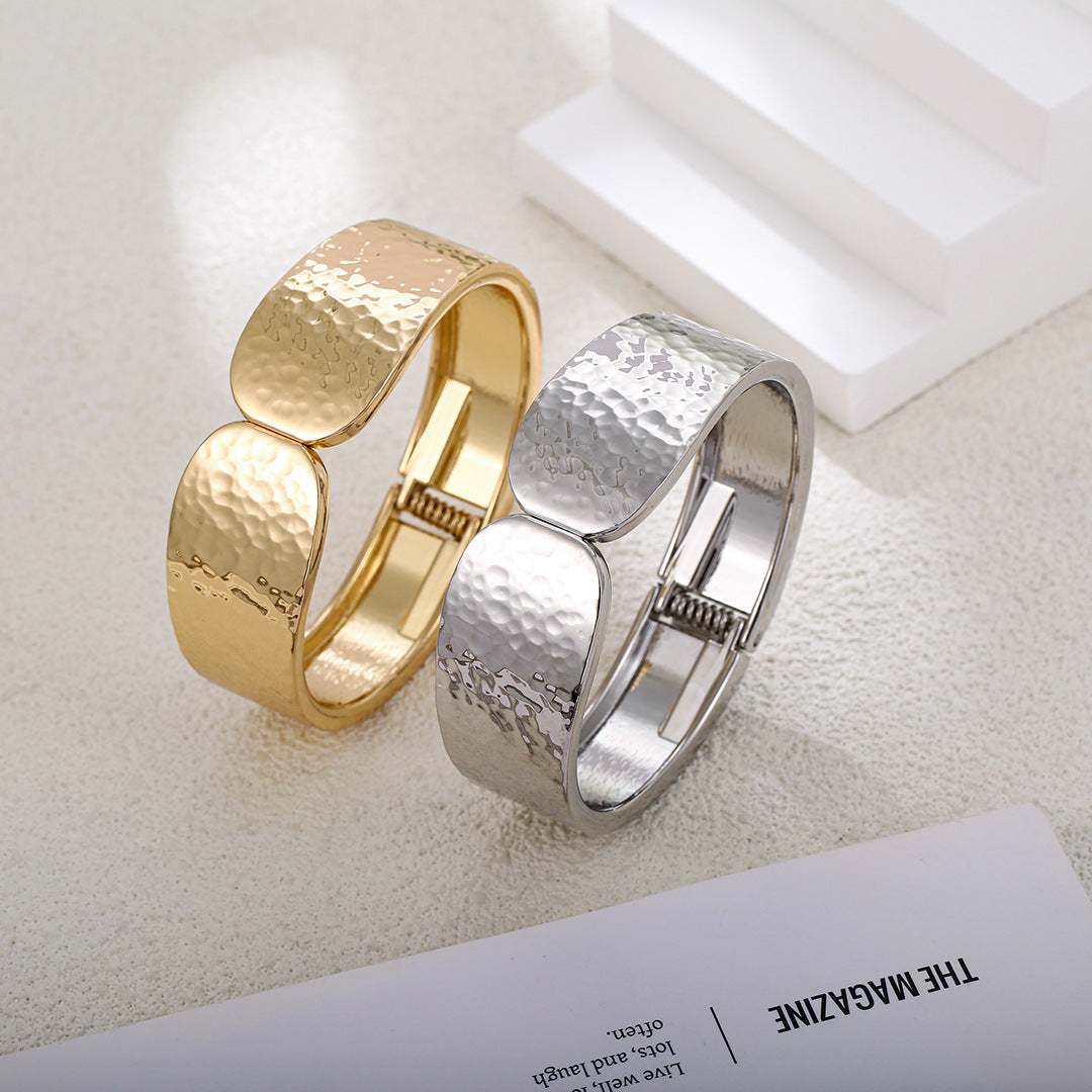 Planderful Vienna Verve Bracelet – Elegant Gold Textured Design