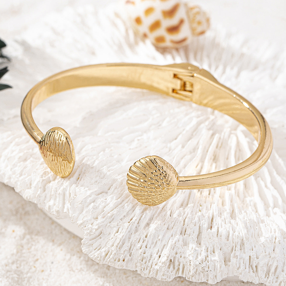 Planderful Vienna Verve Shell Metal Bracelet – Stylish Summer Accessory