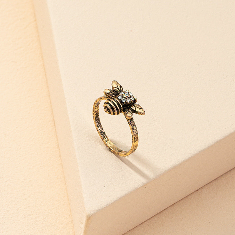 Bee Charm Ring - Elegant Retro Design in European Style
