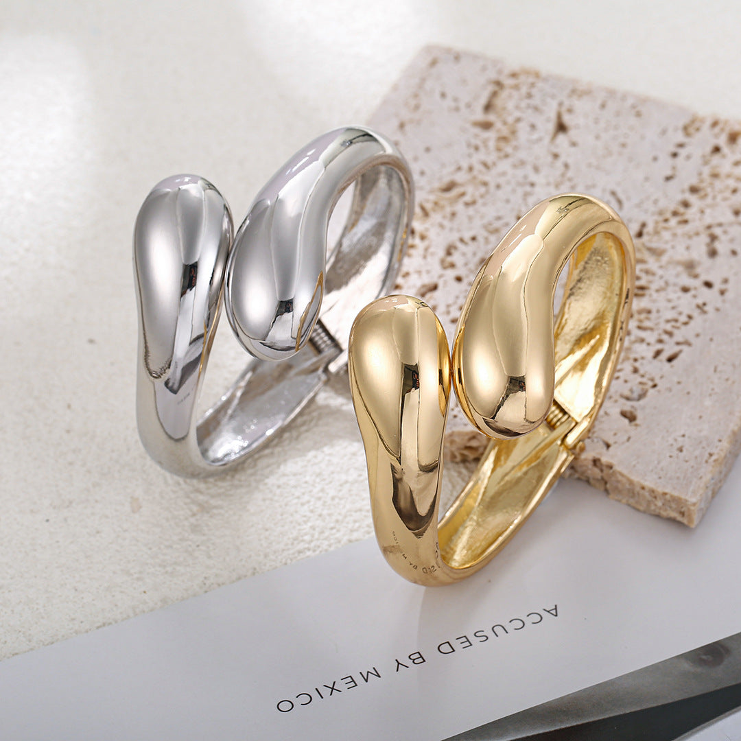 Planderful Vienna Verve Bracelet – Glossy Gold Cross Retro Design