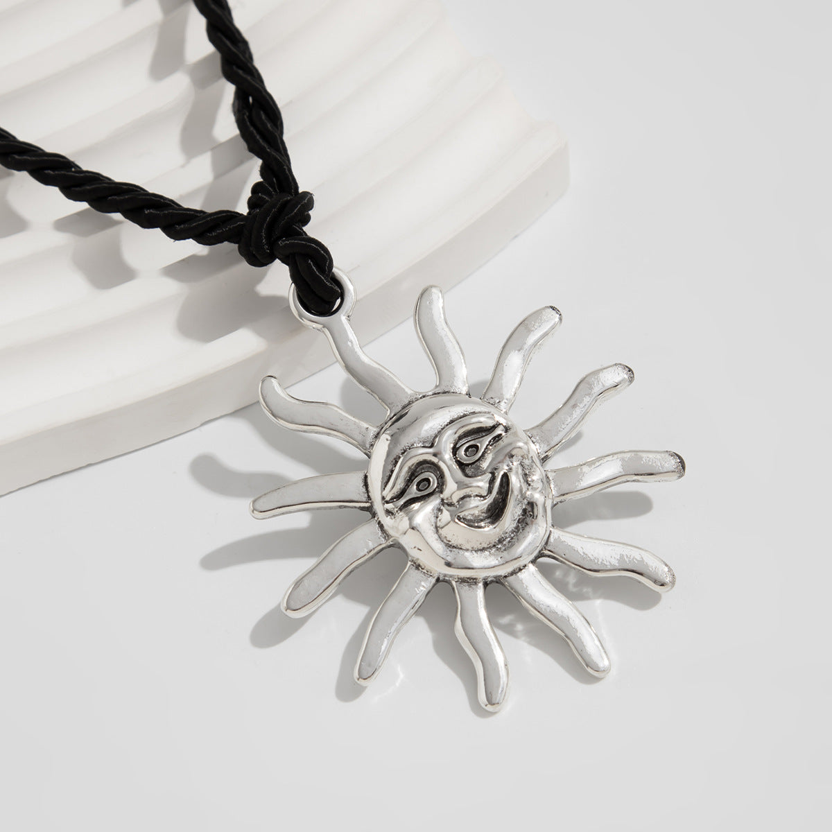 Planderful Vienna Verve Necklace – Chic Smiley Face Sunflower Design