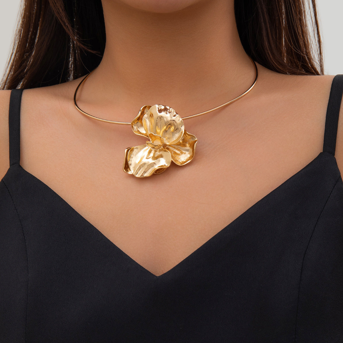 Floral Collar Necklace with Unique Three-dimensional Metal Fold Pendant