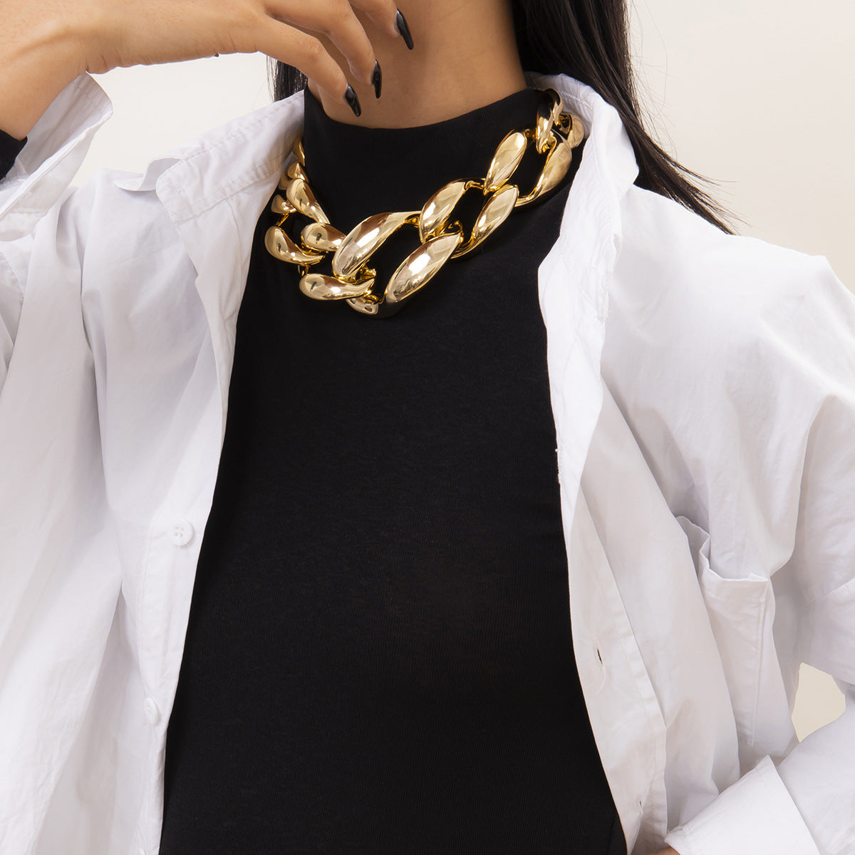 Extravagant Single-Layer Necklace with Bold Chain and Geometric Design for Women