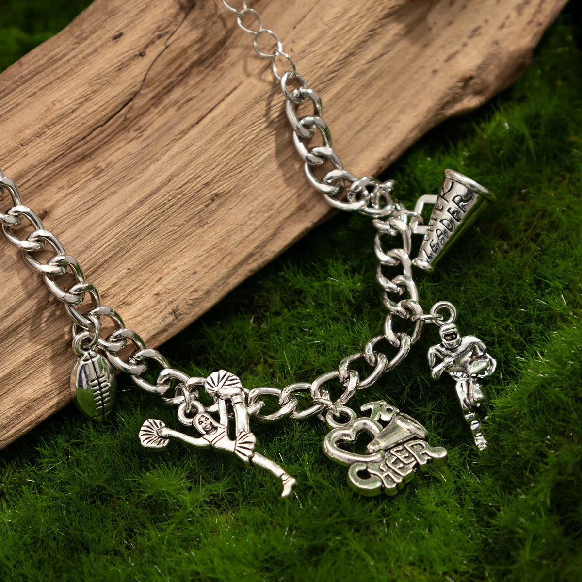 Planderful Vienna Verve Bracelet – Stylish Heart Pendant Design