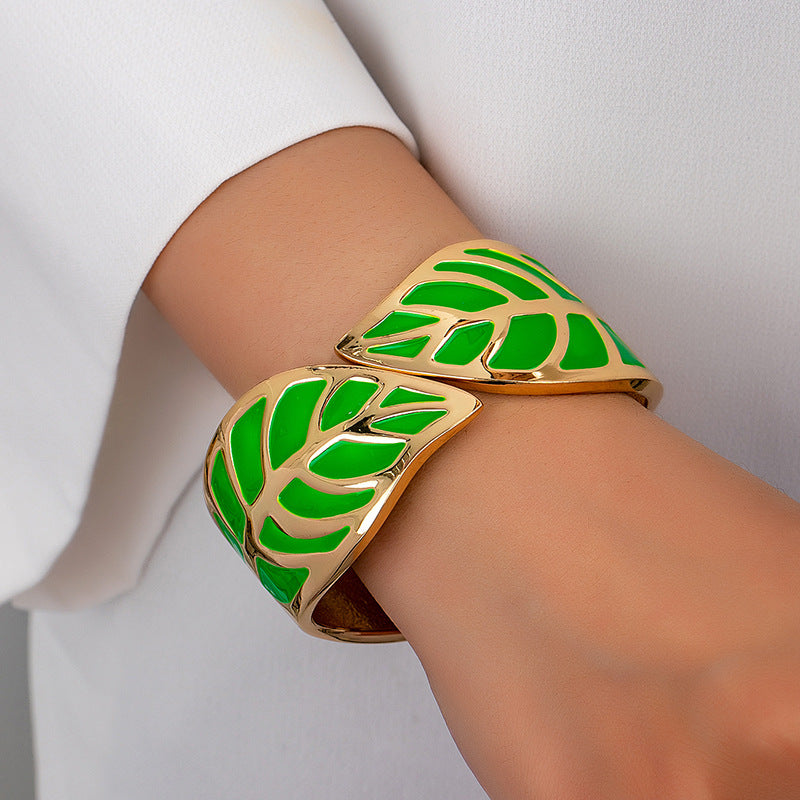 Planderful Vienna Verve Bracelet – Fashionable Metal Design with Green Leaves