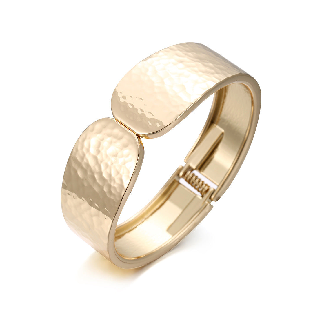 Planderful Vienna Verve Bracelet – Elegant Gold Textured Design