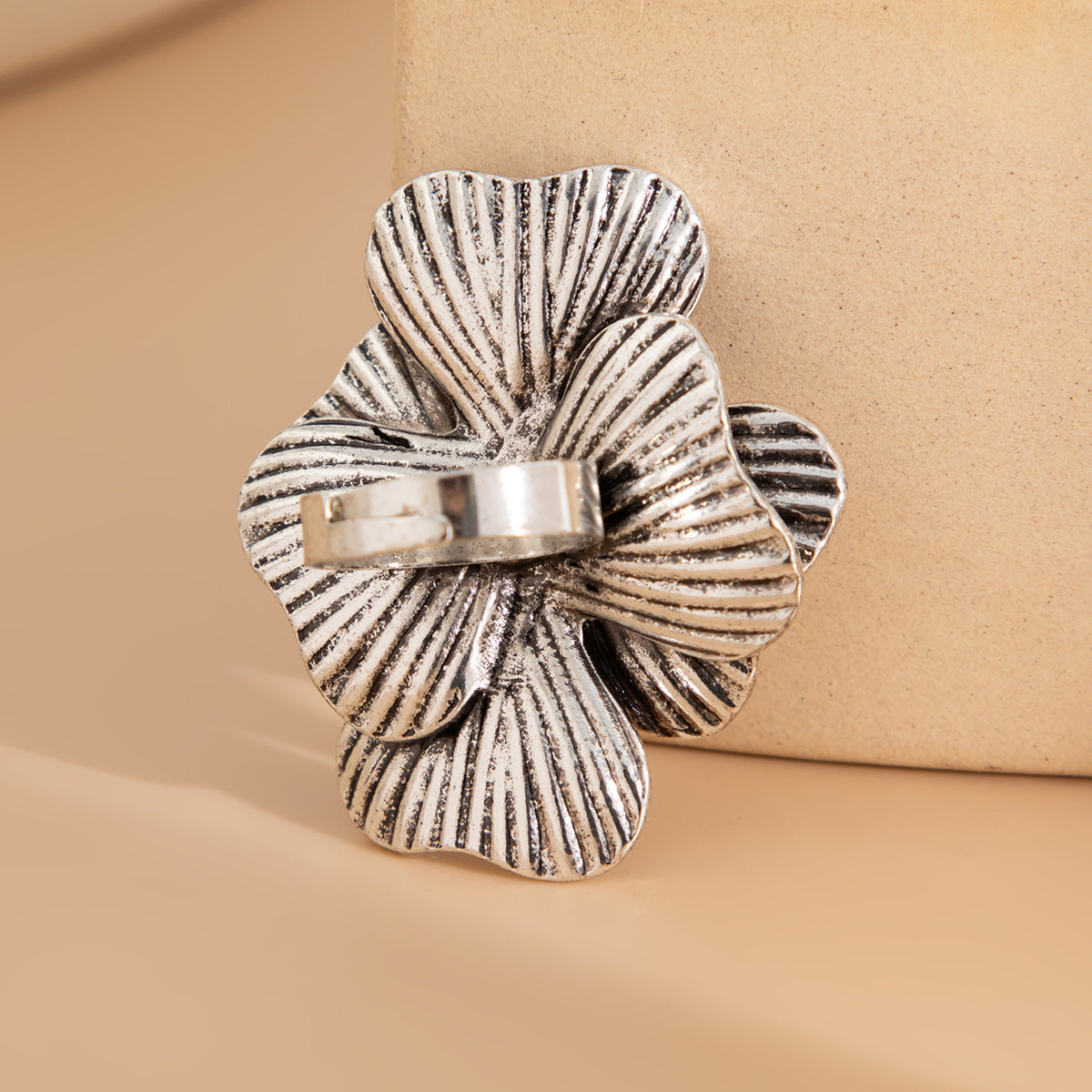 Planderful Vienna Verve Ring – Elegant Hollow Flower Design