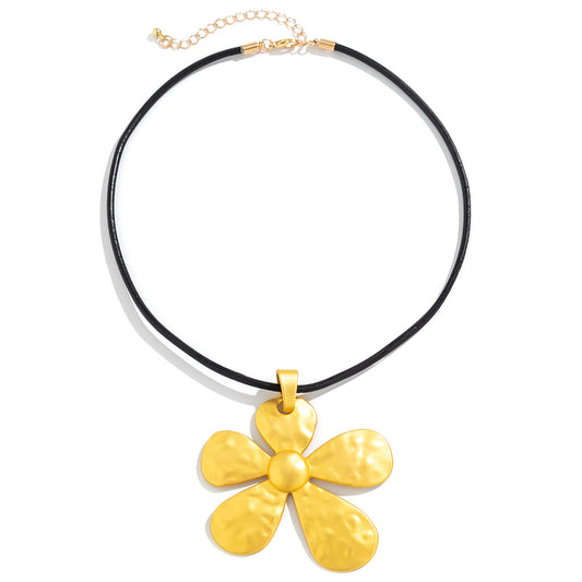 Exaggerated Metal Big Five-leaf Flower Necklace - Vienna Verve Collection