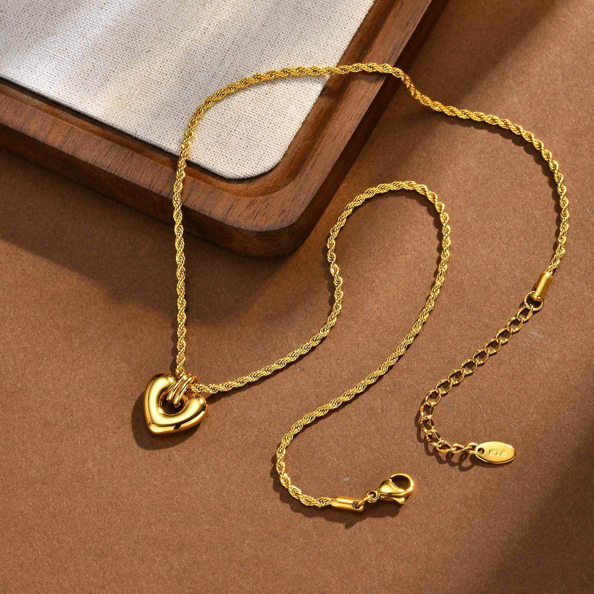 Stainless Steel Twist Chain Hollow Love Necklace Women's Collarbone Chain Necklace Gold