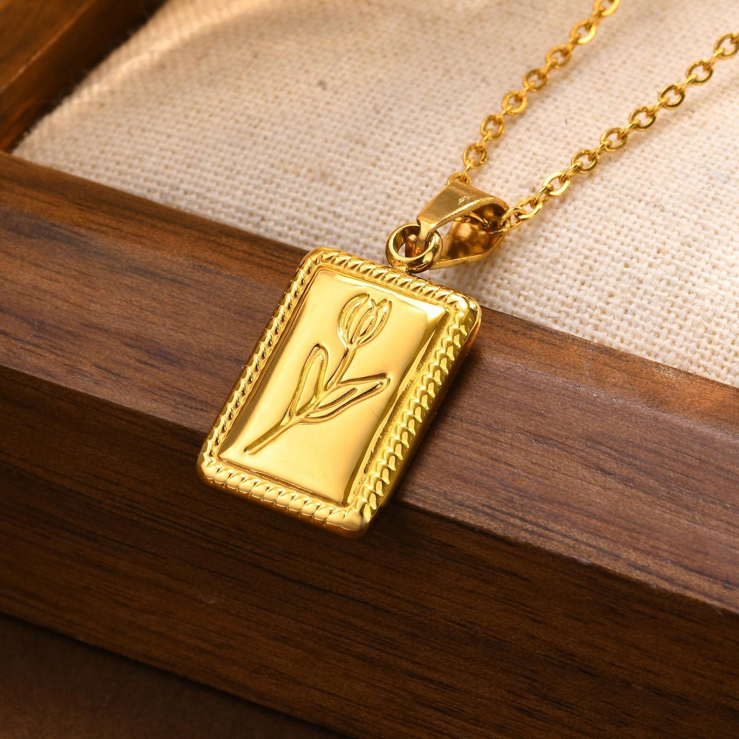 Jewelry Stainless Steel Embossed Tulip Pendant Gold Necklace
