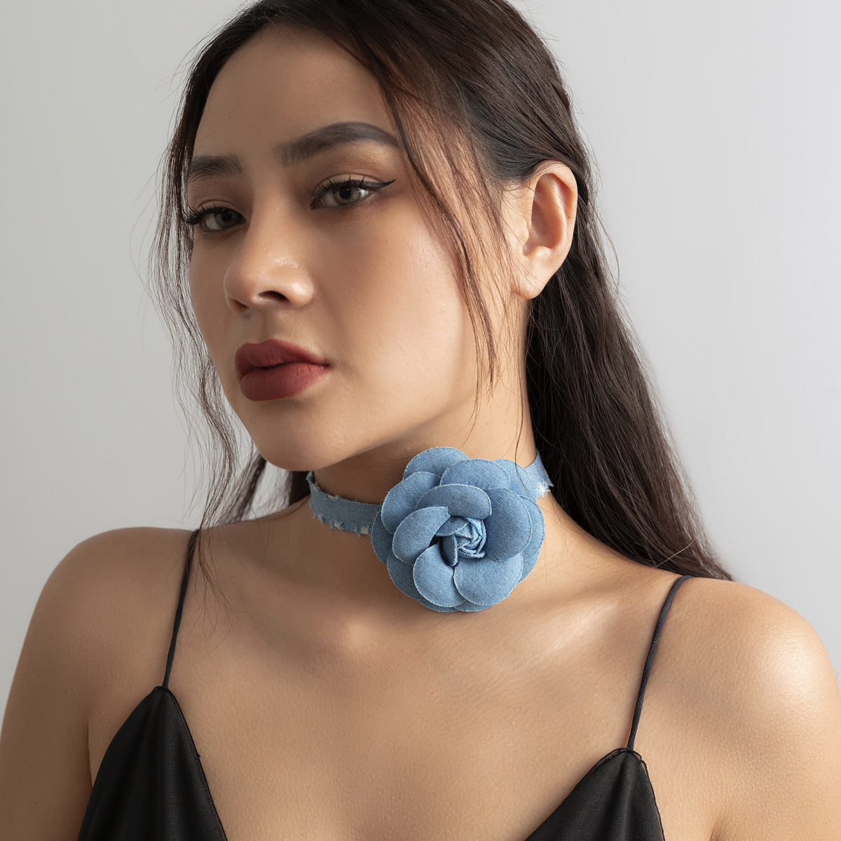 Innovative Rhinestone Choker Necklace with Pearl Denim Flower Detail