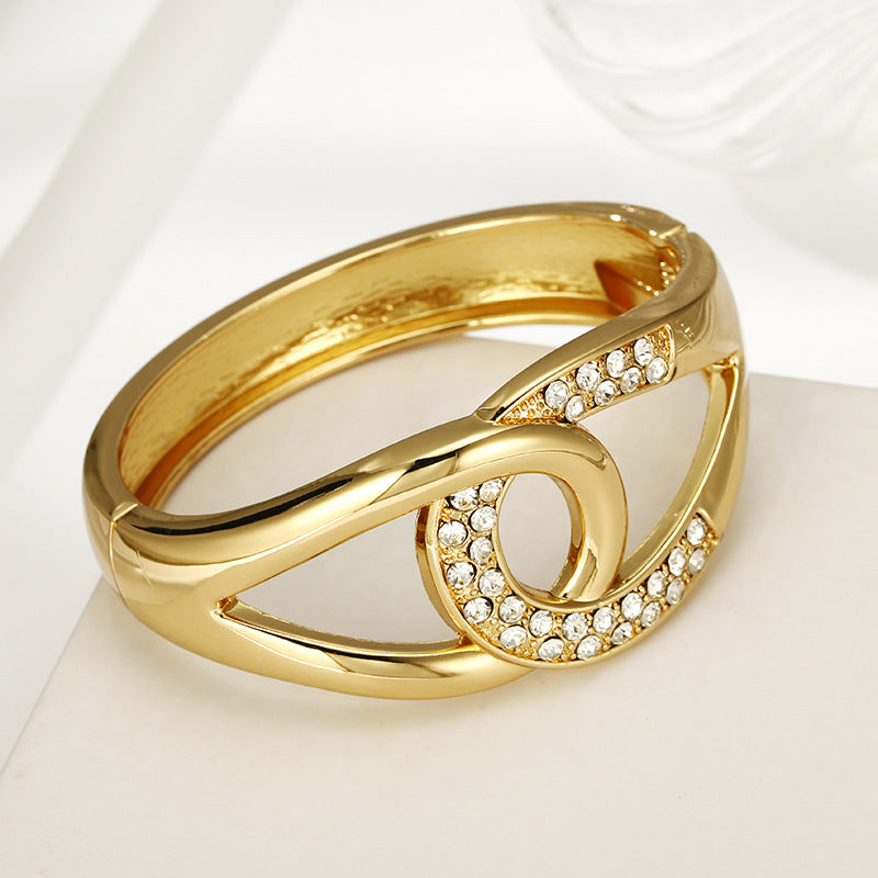 Chain Buckle Bracelet with Unique Design, Vintage Hollowed Out Style, Handcrafted Statement Jewelry for Women