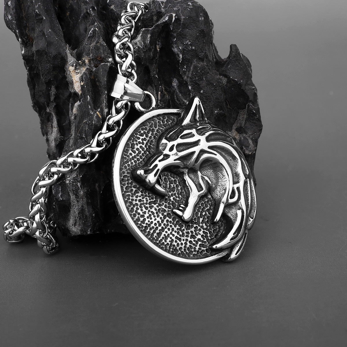 1. Planderful Viking Wolf Head Pendant Necklace For Men In Gold Tone Titanium Steel Gift For Him